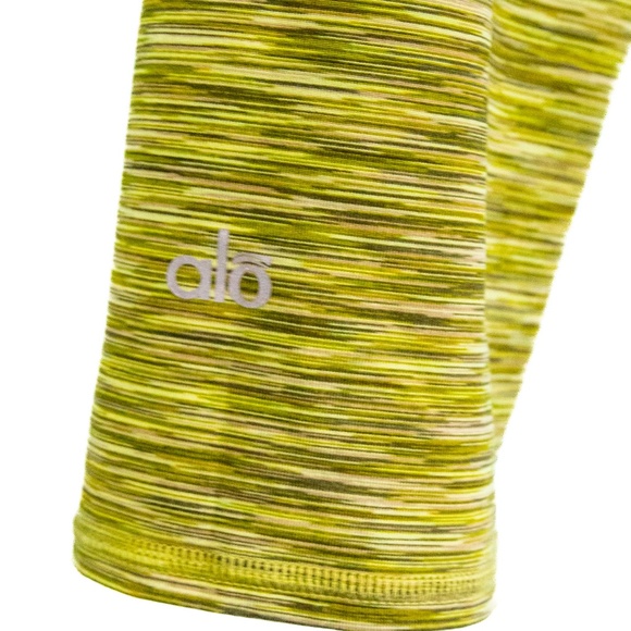 Alo Yoga Mid-Rise Airbrush Cropped Green Spacedye Capri Leggings - Picture 8 of 8